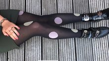 Zwarte opaque panty met gekleurde bollen